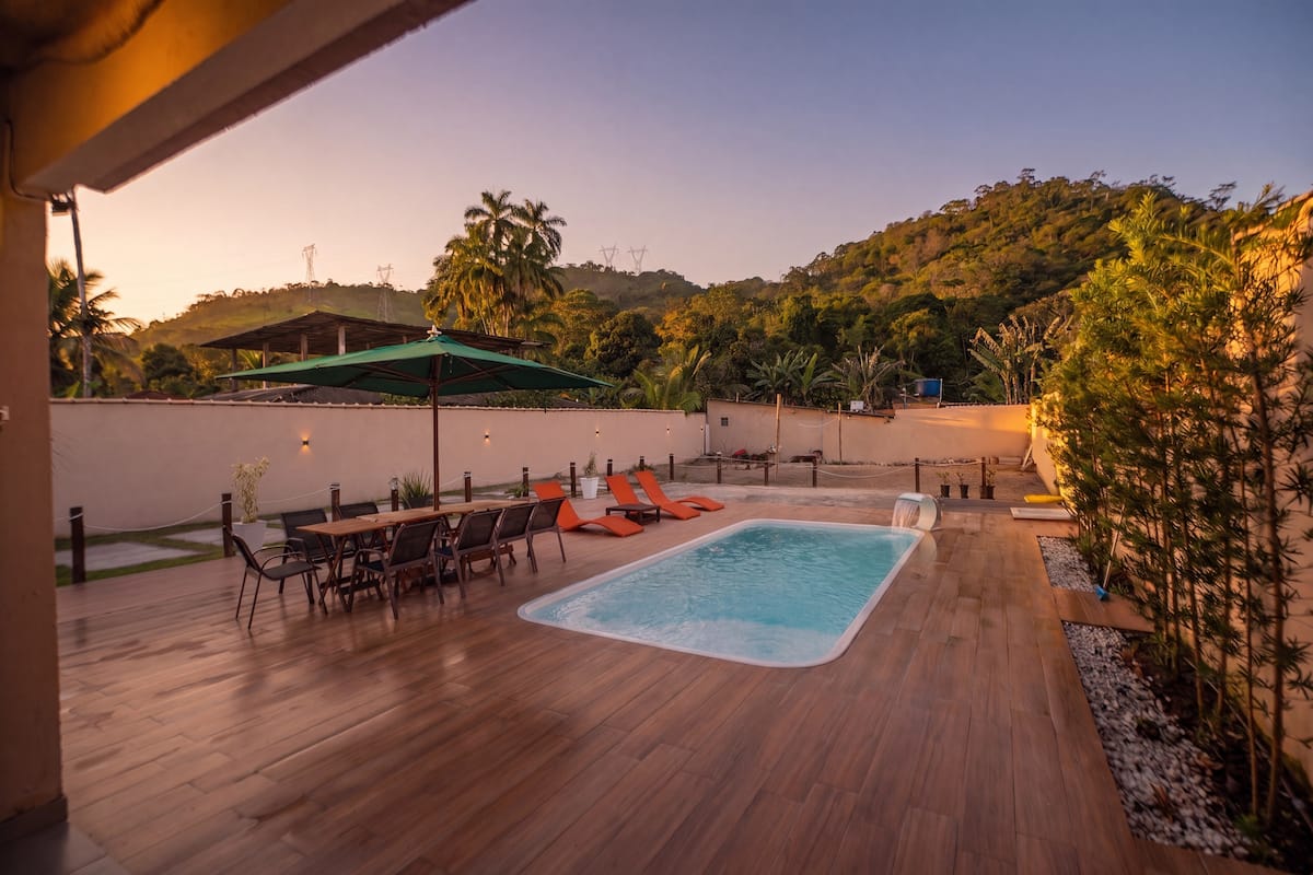 Deck e piscina iluminados no fim de tarde
