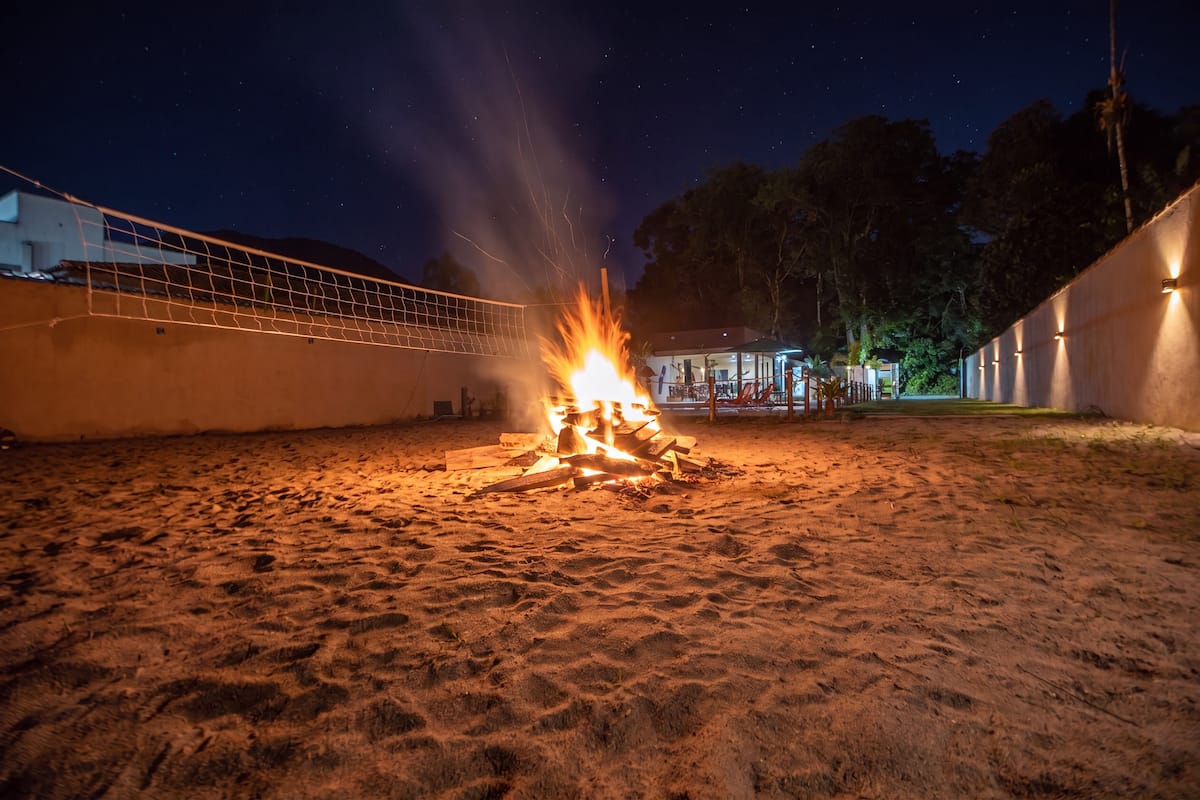 Fogueira acesa no quintal à noite
